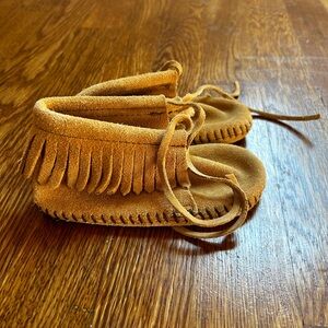 Minnetonka light camel soft moccasins, size 6 little kid, never worn